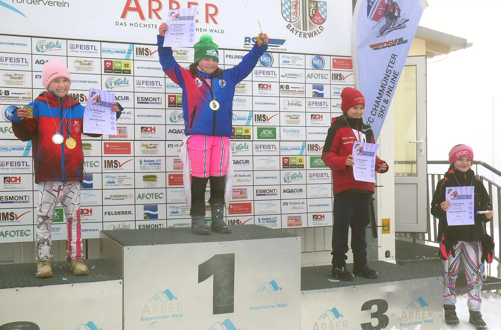 Die Kinder freuten sich noch richtig über ihre guten Slalomergebnisse beim Rennen um den Ödenturmcup.