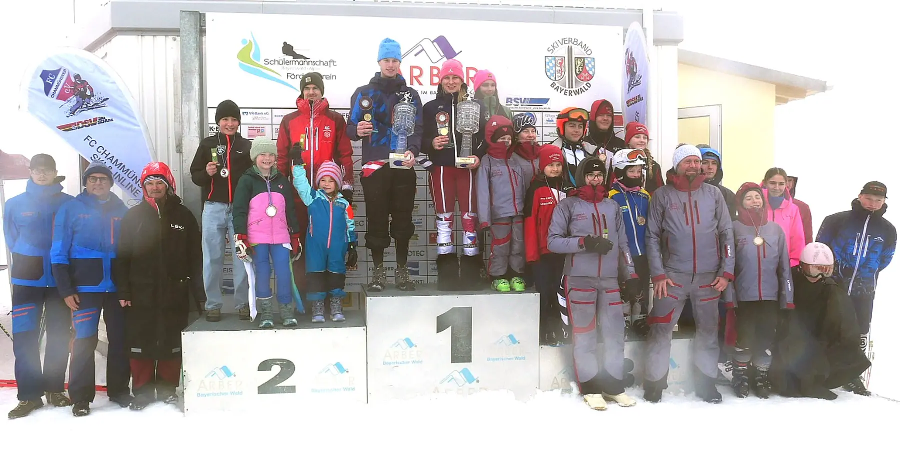 Schwer zu tragen hatten Jan Schejbal und Tereza Haberová an den Ödenturmcups, die sie von Sigi Zistler überreicht bekamen. Trotz des unwirtlichen Wetters war die Stimmung nicht nur bei den Siegern des Slalomrennens um den Ödenturmcup richtig sonnig.