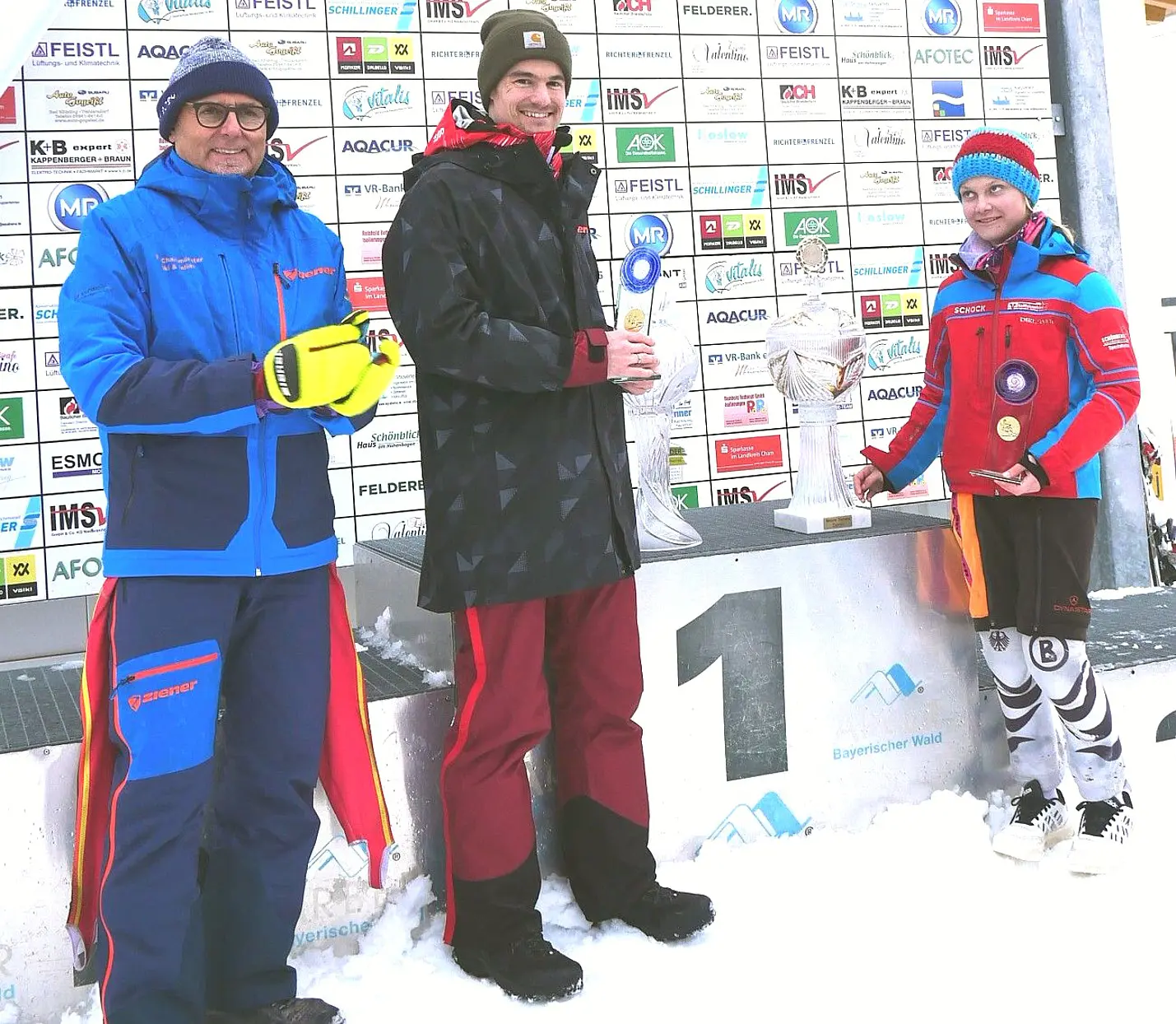 Sie gewannen die Minstacher Riesenslalompokale: Lukas Ranzinger vom SC Langfurth und Philomena Schmatz vom WSV Sankt Englmar. FCC-Abteilungsleiter Ski und Inline Sigi Zistler gratulierte zum Gewinn.