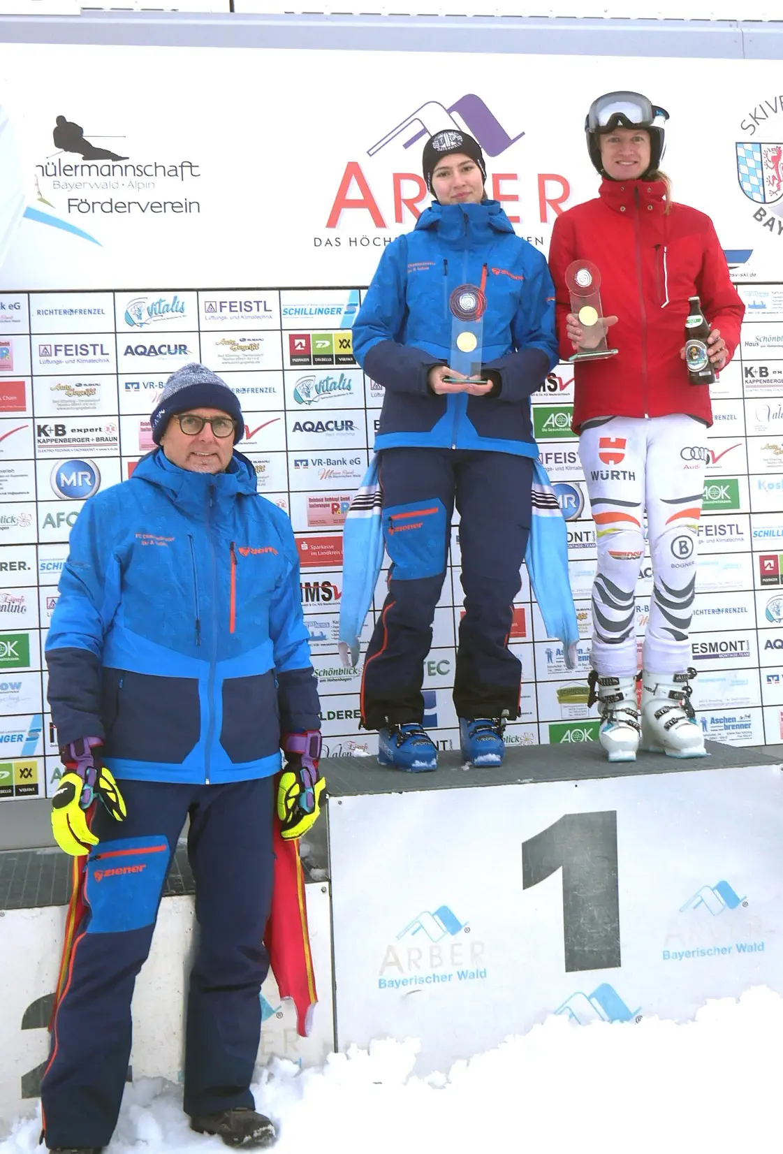 Angelina Meierhofer und Tobias Hägele vom FC Chammünster wurden Chamer Riesenslalom-Landkreismeister 2026, das freut Abteilungsleiter Ski und Inline im FCC, Sigi Zistler.