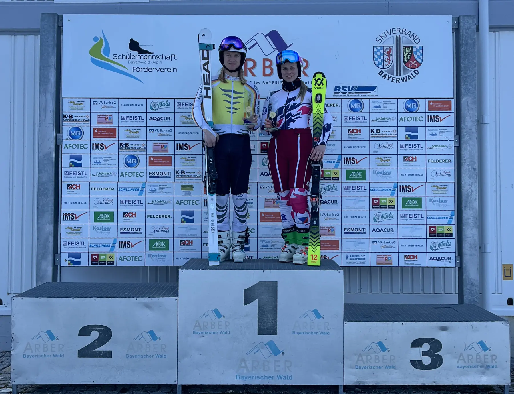 Tobias Haegele (links) und Tereza Haberová vom SC Zwiesel fuhren jeweils am schnellsten aller Starter durch die Riesenslalomtore. Dafür gab's die Pokale.