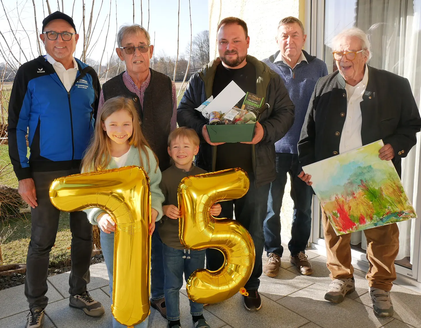 Die Enkelkinder zeigen es, Opa Max Schießl (hinten, 2. von links) ist 75 geworden. Das nahmen FC-Vorsitzender Dr. Hans-Jürgen Moser (rechts) sowi (von links) Abteilungsleiter Ski und Inline Sigi Zistler, Fußball-Abteilungsleiter Mike Deisinger und Erich Wittmann zum Anlass, ihm von Herzen für seinen Einsatz für den Verein zu danken.