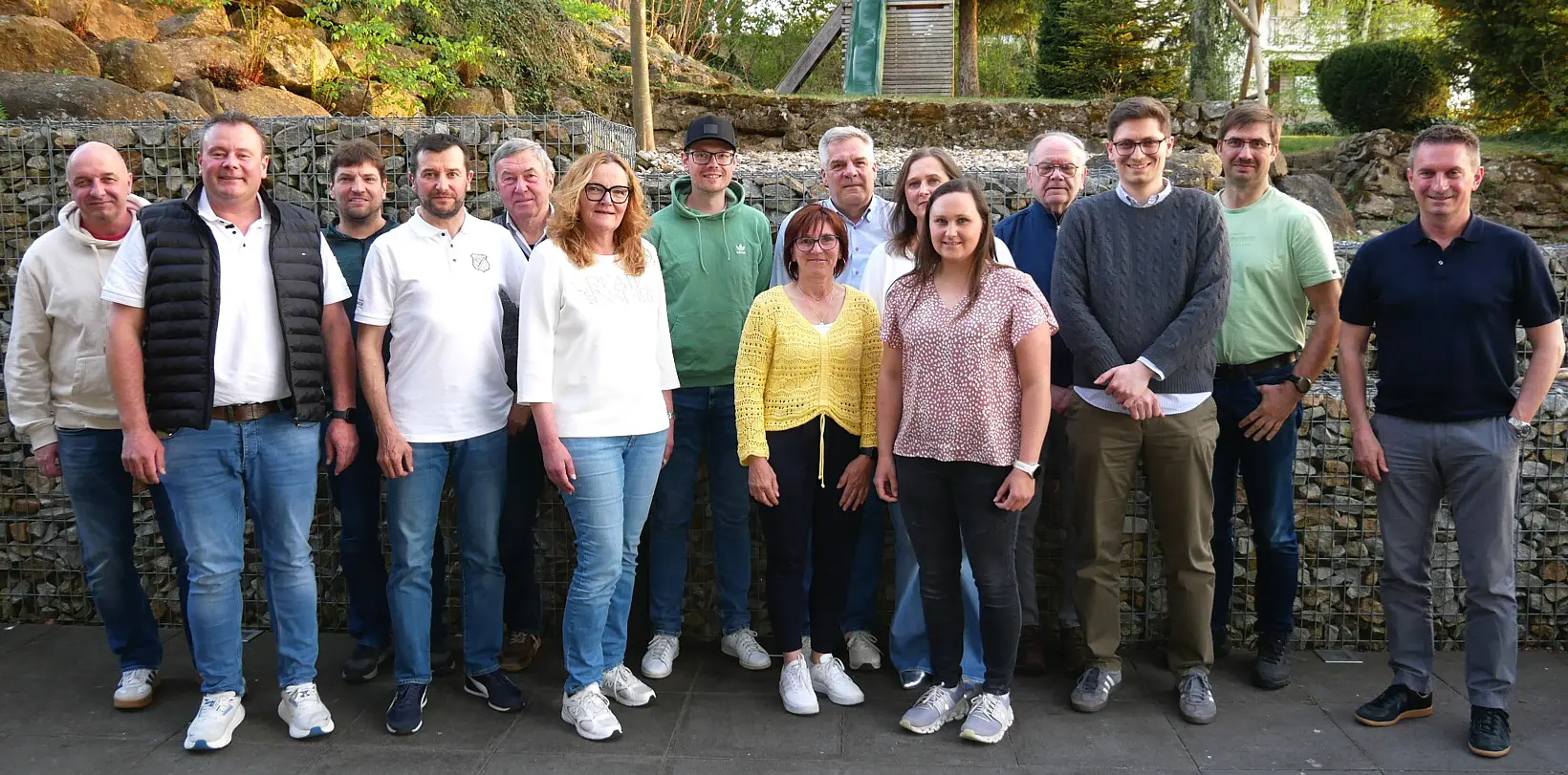 Dieser Abteilungsvorstand (Abteilungsleiter Sigi Zistler fehlt) will die Abteilung Ski und Inline im FC Chammünster weiter erfolgreich führen, das hoffen auch Barbara Dankerl (6. v. li.) und Stefan Schönberger (4. v. li.) als Vertreter der Stadt Cham.