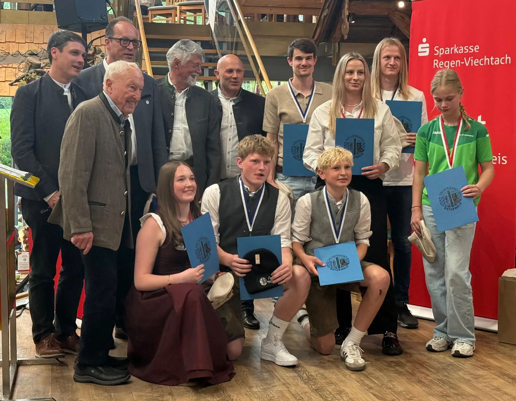 Die Gewinner des Max-Schierer-Cups 2026 mit dem Namensgeber der Rennserie: Max Schierer (2. v. l. vorne).